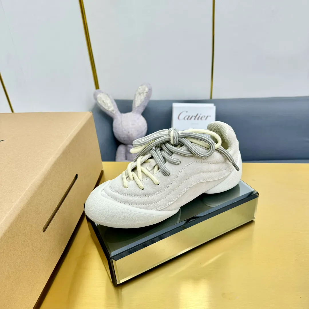 👟👟Ex-factory price 600👟👟 Men's size +10 The latest popular couple model ALEXANDER MCQUEEN/Alexander McQueen 24ss The latest autumn and winter Flexion series retro casual sneakers Original purchase development and production This Flexion Off white tone grain leather low-top sneakers use different sizes of laces and are matched with lightweight segmented soles inspired by anatomy. The reverse skull pattern is embossed on the heel. Fabric: Original customized imported first-layer cowhide. Lining: Customized imported breathable mesh lining. Sole: Original open-molded non-slip TPU material. Size: #women's model 35-40 #men's model 39-45 (custom-made for 45, non-refundable)